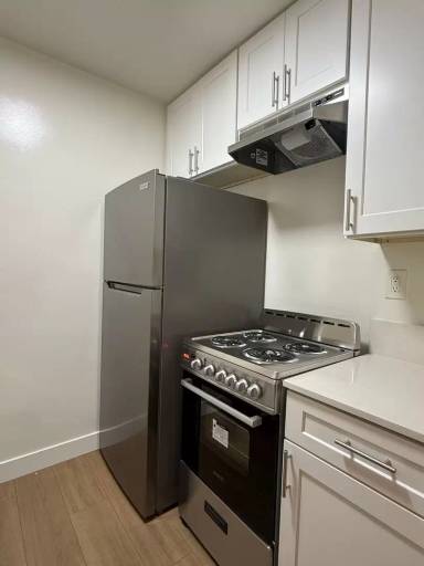 Main picture of 1784 N Sycamore Ave