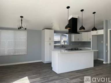 Main picture of 512 W Woodcrest Ave