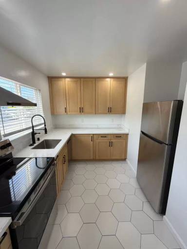 Main picture of 10 Poinsettia Ave