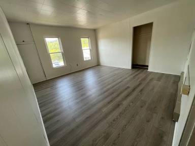 Main picture of 305 W Linn St