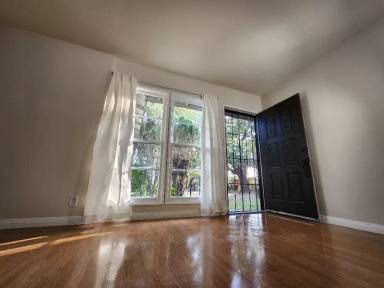 Main picture of 11249 Oxnard St