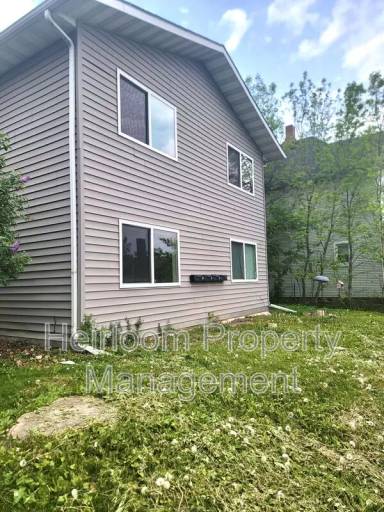 Main picture of 827-829 E 3rd St