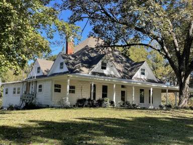 Main picture of 27 Broncos Dr