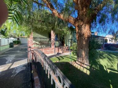 Main picture of 2551 Evelyn St