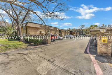 Main picture of 7906 Royal Ln