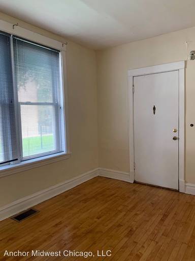 Main picture of 1922 N Wilmot Ave
