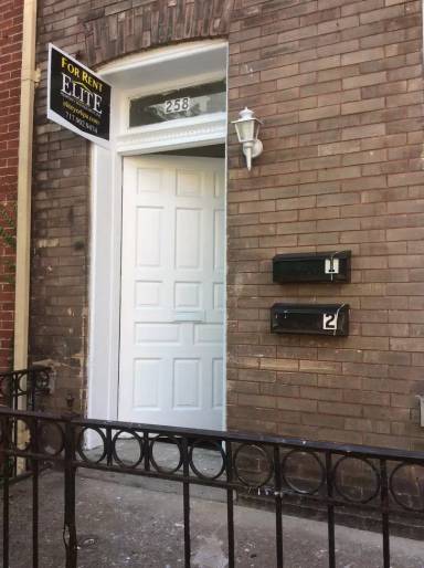 Main picture of 250 E King St