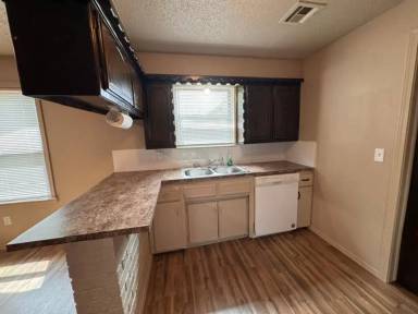 Main picture of 608 SW 13th St