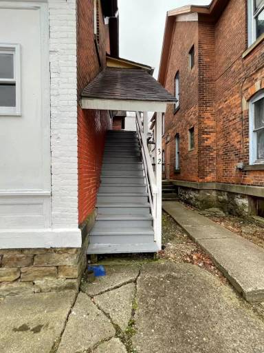 Main picture of 32 Clinton St