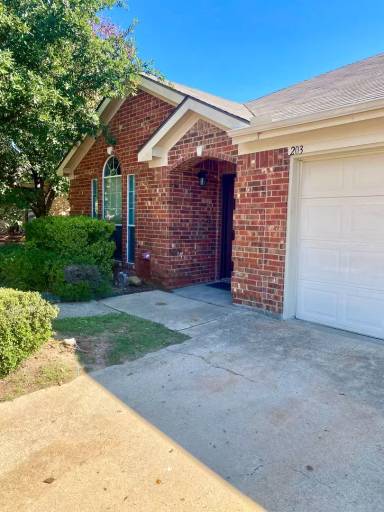 Main picture of 203 Jacinth Ln