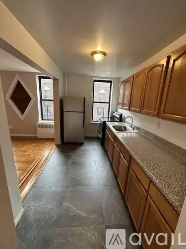 Main picture of 585 E 21st St