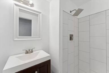 Main picture of 1602 E Henry St