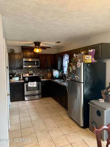 Main picture of 124 Hampton Dr