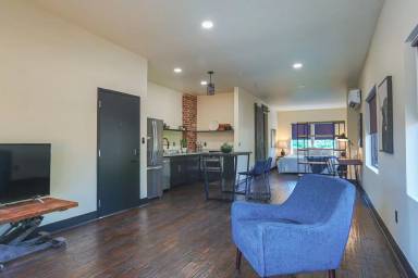 Main picture of 120 E 21st St