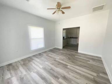 Main picture of 213 W 10th St