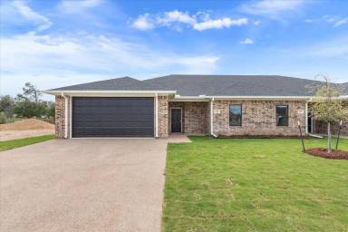 Main picture of 105 S Robinson Dr