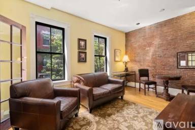 Main picture of 16 Irving St