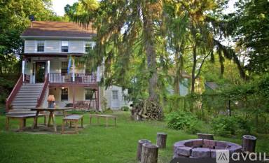 Main picture of 25 Rombout Ave