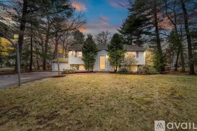 Main picture of 2 Whitney Cir