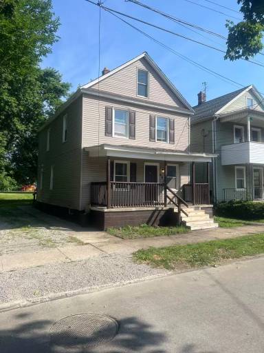 Main picture of 450 E 2nd St
