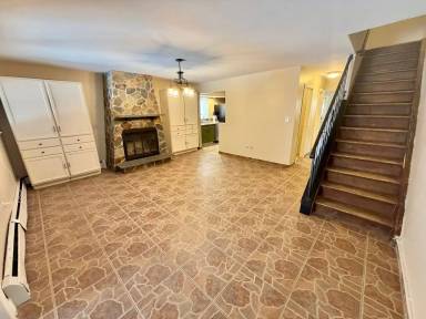 Main picture of 40 Sarah Ln