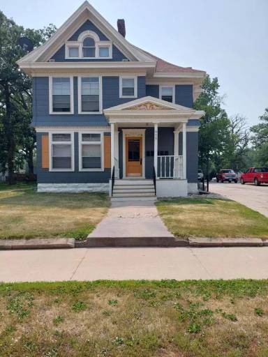 Main picture of 915 1st Dr NW