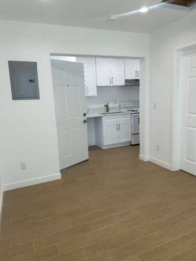 Main picture of 3221 W 73rd St