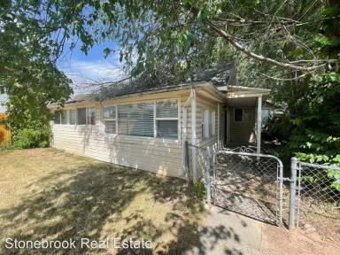 Main picture of 1091 S Lake St