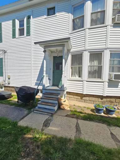 Main picture of 696 Hevey St