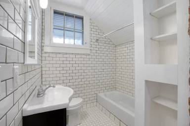Main picture of 1661 Story Ave