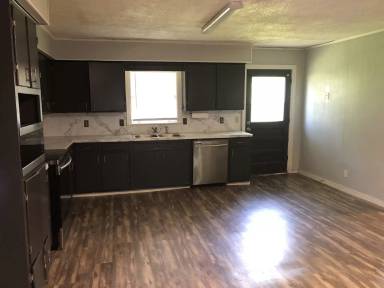 Main picture of 860 E Lyons St