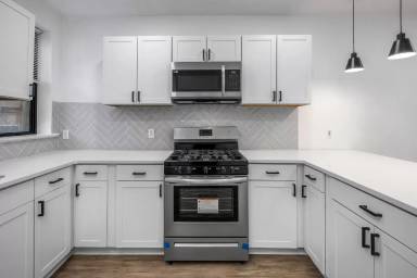 Main picture of 2629 W Oakdale St