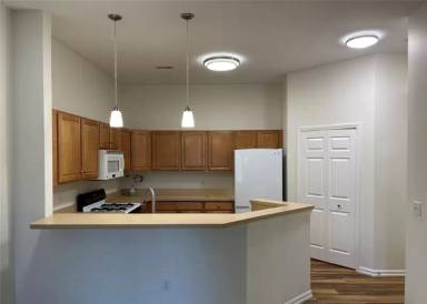 Main picture of 2241 S Main St