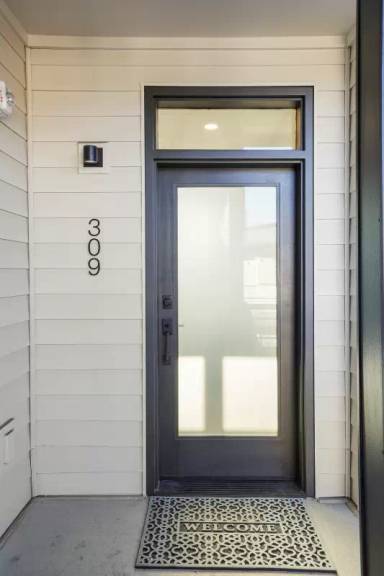 Main picture of 2120 N Downing St