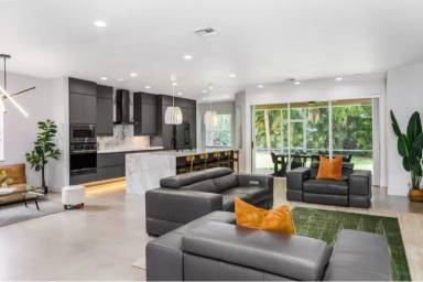 Main picture of 9841 Colonial Walk S