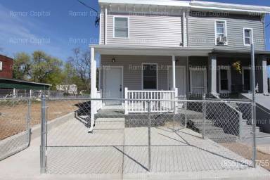 Main picture of 2927 Thompson St