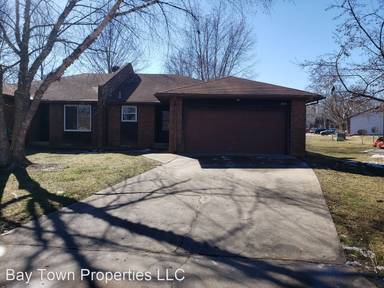 Main picture of 206 Village Ct
