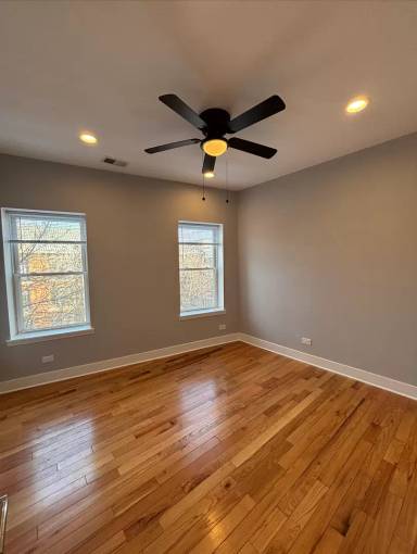 Main picture of 6981 N Sheridan Rd