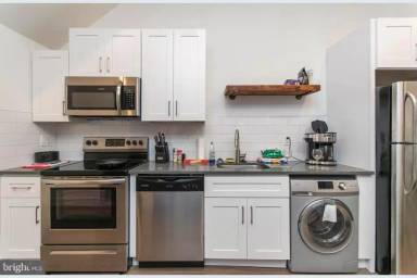 Main picture of 2827 W Girard Ave