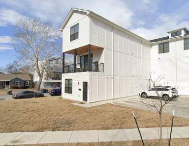 Main picture of 2340 Benbrook Blvd