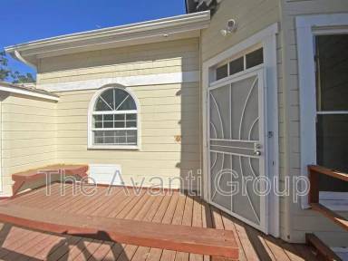 Main picture of 933 E Santa Paula St