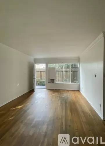 Main picture of 2135 N Beachwood Dr