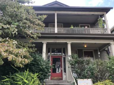 Main picture of 211 Oak St
