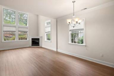 Main picture of 8 Trafalgar Cir