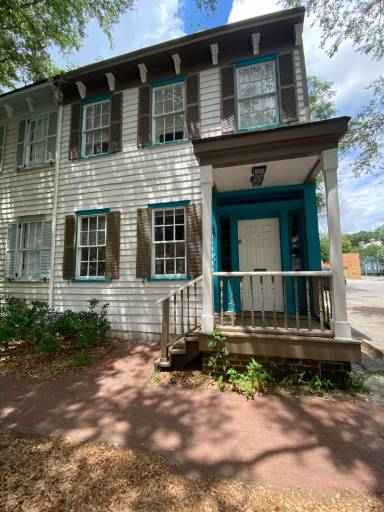 Main picture of 106 W Henry St