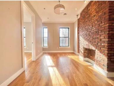 Main picture of 995 Pacific St