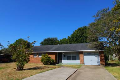 Main picture of 104 Oleander St