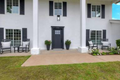Main picture of 402 Parkwood Ln