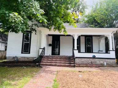 Main picture of 636 E 10th Ave
