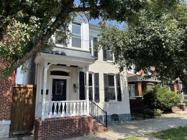 Main picture of 318 W Burke St